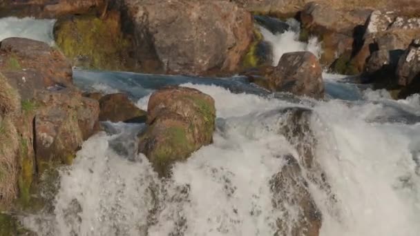 Eau qui coule entre les rochers dans la cascade — Video