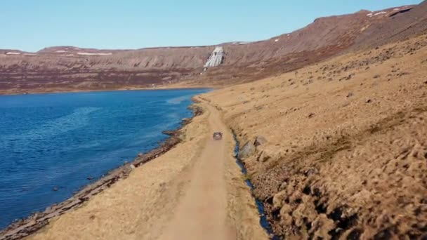 Bilkörning på väg mot vattenfall på berget — Stockvideo