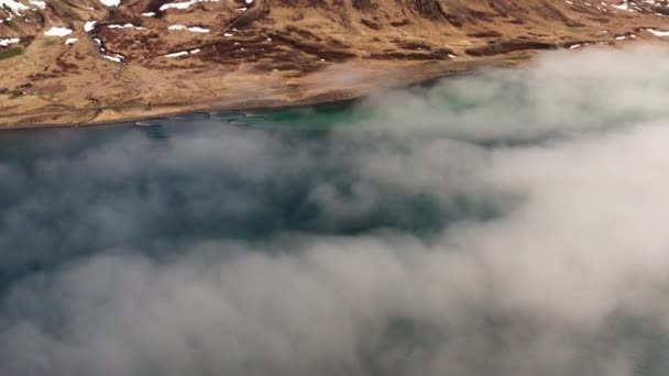 Drone sobre o fiorde enevoado para as montanhas — Vídeo de Stock