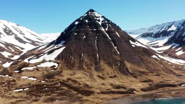 Drone vers la montagne majestueuse avec neige — Video