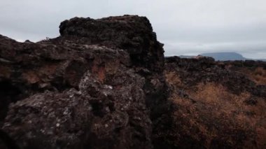Volkanik kayalar ve Dimmuborgir arazisi üzerinde dron