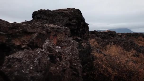 Volkanik kayalar ve Dimmuborgir arazisi üzerinde dron — Stok video