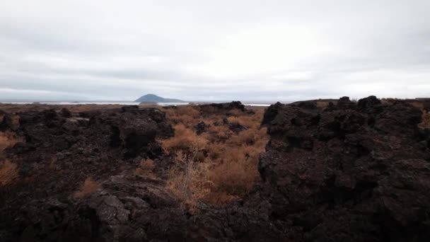 Беспилотник над вулканическими породами и местностью Диммуборгира — стоковое видео