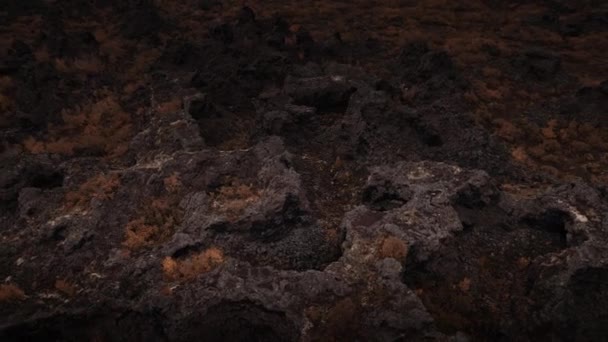 Volkanik kayalar ve Dimmuborgir arazisi üzerinde dron — Stok video