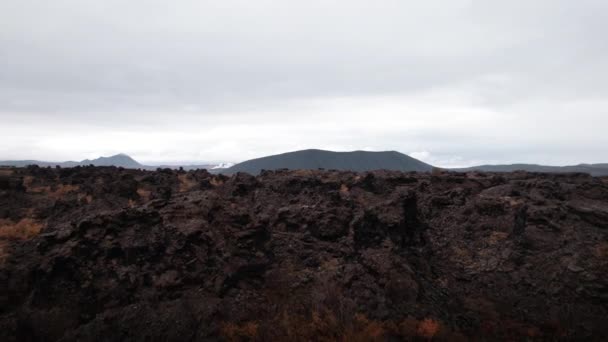 Dron sobre rocas volcánicas y terreno de Dimmuborgir — Vídeos de Stock