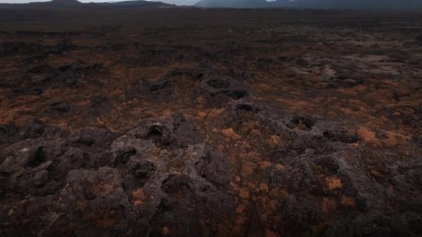 Drone sobre rochas vulcânicas e terreno de Dimmuborgir — Vídeo de Stock