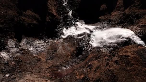 Drönare över klippor mot rinnande vattenfall av rjukandafoss — Stockvideo