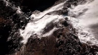 Rjukandafoss şelalesinin akan suyu üzerinde dron