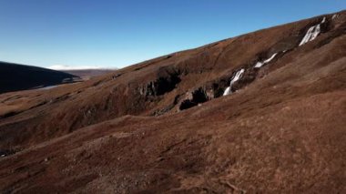 Dron yamaçlardan Rjukandafoss şelalesine