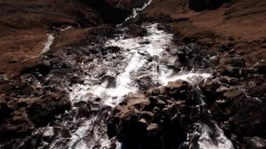Rjukandafoss 'un çağlayan şelalesinin üzerinde İHA
