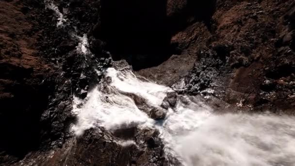 절벽을 넘어 흐르는 레 주 카다 포스 폭포 로 — 비디오