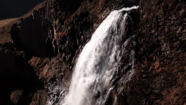 Drone em direção à água corrente da cachoeira rjukandfoss — Vídeo de Stock