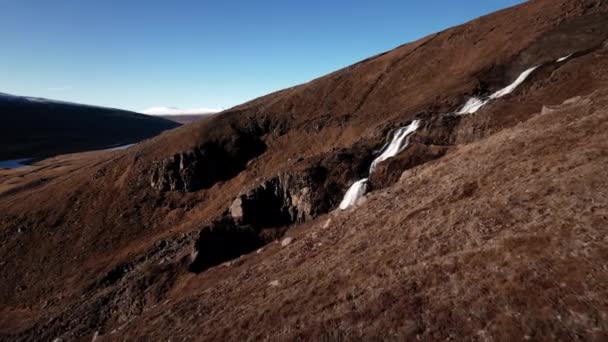 无人驾驶飞机飞越山坡，滑向流淌的rjukandafoss瀑布 — 图库视频影像