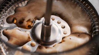 Kahveniz aşağı düşerken bir fransız presinin içinden geçiyor.