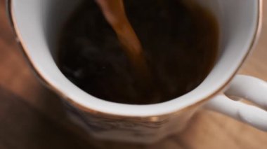 Kahve fincanına taze kahve dökülüyor.