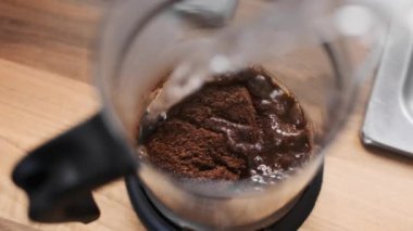 Fransız basınında taze kahvenin üzerine kaynar su döküldü.