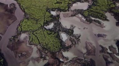 İHA 'lar yeşil lav tarlasında örülmüş nehrin üzerinde başlık atıyor.