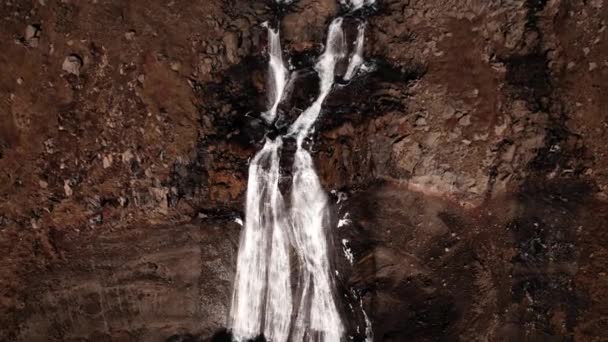 Безпілотник над протікаючим водоспадом Руккандафосс — стокове відео