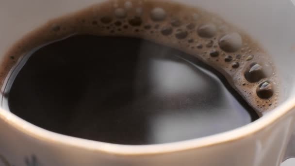 Ζεστό μαύρο καφέ ατμό με φυσαλίδες στο φλιτζάνι καφέ — Αρχείο Βίντεο