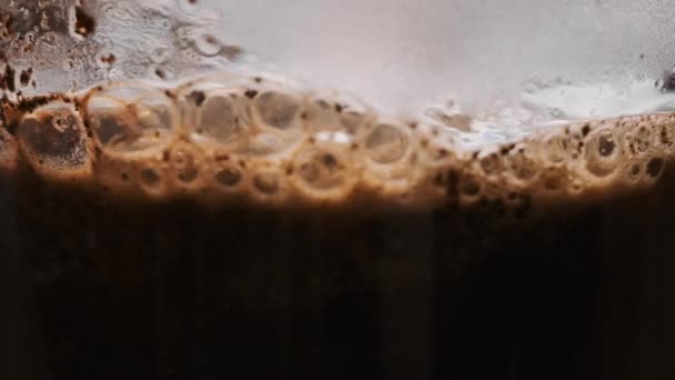 Blubbernder Kaffee in der französischen Presse zubereitet — Stockvideo