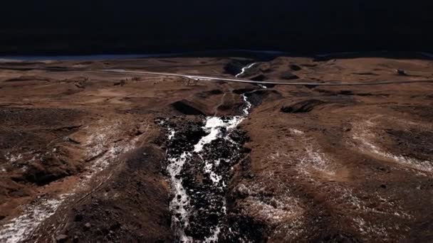 Drone sobre a paisagem de cachoeira fluindo de rjukandfoss — Vídeo de Stock