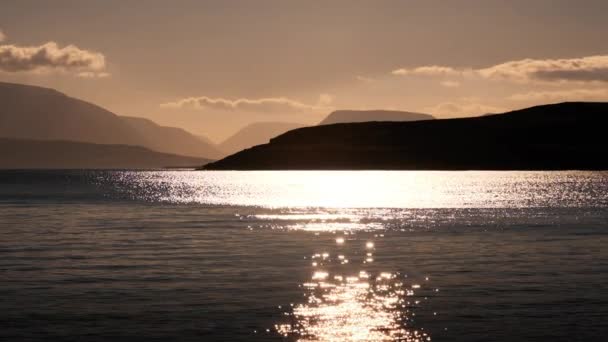 Soleil reflété dans l'eau au coucher du soleil sur Dalvik — Video
