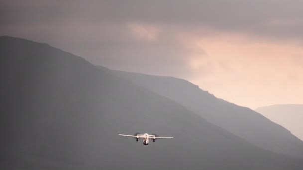 Flygplan som flyger från flygplatsen över berget till molnigt himmel — Stockvideo
