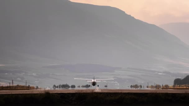Pervane Uçak Pistten Kalkıyor — Stok video