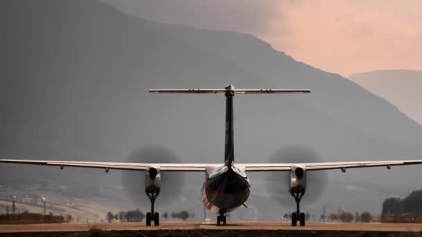 Propellor vliegtuig taxiën en opstijgen van start-en landingsbaan — Stockvideo
