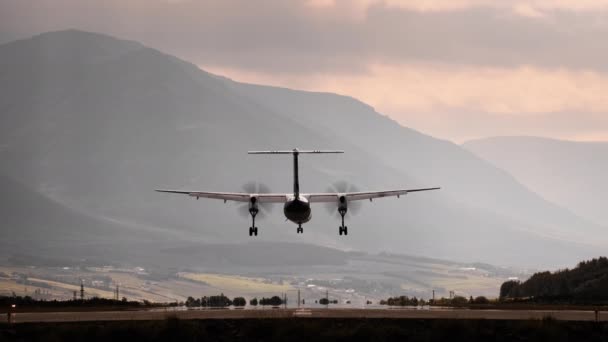 Schroefvliegtuig Landing op landingsbaan — Stockvideo