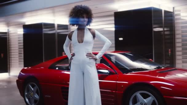 Modelo glamoroso en la moda de los años 70 por Ferrari rojo 348 TB — Vídeo de stock