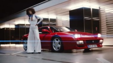 70 'lerin modasında göz kamaştırıcı bir model. Yazan: Kırmızı Ferrari 348 verem.