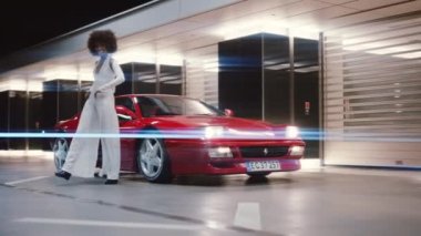 70 'lerin modasında göz kamaştırıcı bir model. Yazan: Kırmızı Ferrari 348 verem.