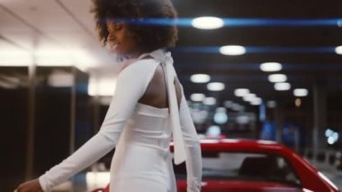 70 'lerin Moda Gezintisi' nde Parlak Model Kırmızı Ferrari 348 TB