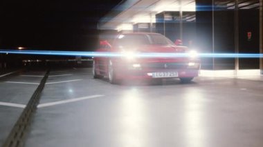 Kırmızı Ferrari 348 tüberküloz farları açık bir garaja park edildi.