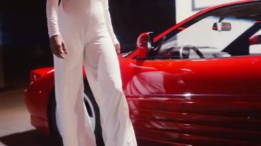 Tulumlu Kadın Yürüyüş Kırmızı Ferrari 348 'i Benzin İstasyonunda Geçti