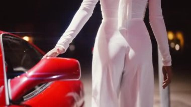 Tulumlu Kadın Benzin İstasyonunda Kırmızı Ferrari 'ye Dokunuyor