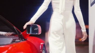 Tulumlu Kadın Benzin İstasyonunda Kırmızı Ferrari 'ye Dokunuyor