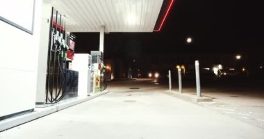 Kırmızı Ferrari 348 TB Gece Benzin İstasyonuna Gidiyor