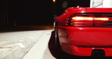 Kırmızı Ferrari 348 tüberküloz Gece Benzin İstasyonuna Park Edildi