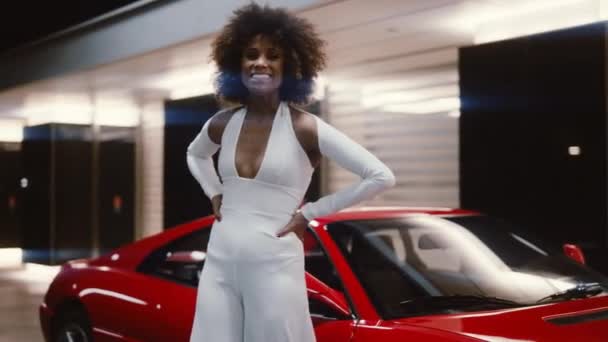 Glamoureus model in de jaren '70 Fashion by Red Ferrari 348 TB — Stockvideo