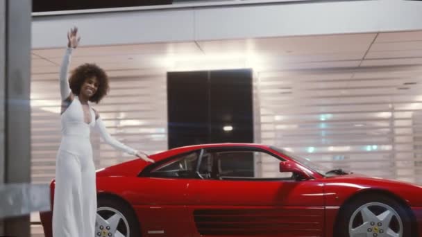 Glamoureus model glimlachend door rode Ferrari 348 TB in wit jumpsuit — Stockvideo