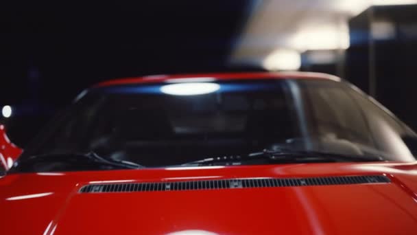 Red Ferrari 348 TB parkerad i ett garage — Stockvideo