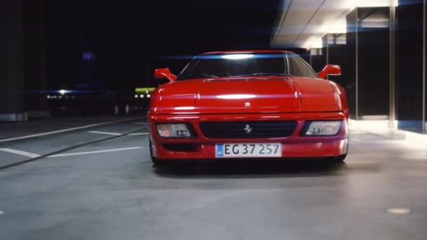Red Ferrari 348 TB Parcat într-un garaj — Videoclip de stoc