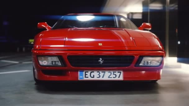 Red Ferrari 348 TB parkerad i ett garage — Stockvideo