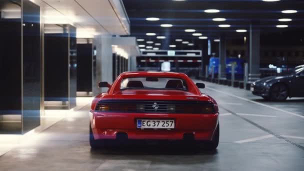 Κόκκινη Ferrari 348 TB σταθμευμένο σε γκαράζ — Αρχείο Βίντεο