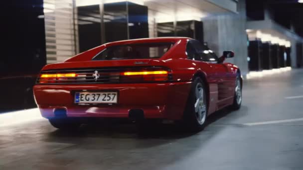 Κόκκινη Ferrari 348 TB σταθμευμένο σε γκαράζ με πίσω φώτα αναμμένα — Αρχείο Βίντεο