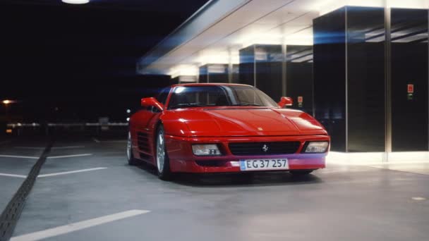 Rode Ferrari 348 TB geparkeerd in een garage — Stockvideo