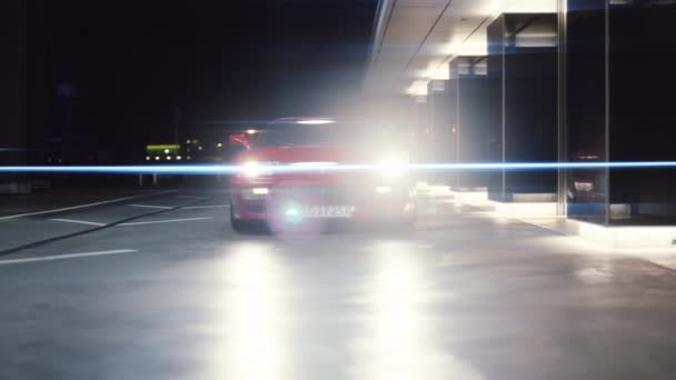 Red Ferrari 348 TB parkerad i ett garage med strålkastare på — Stockvideo