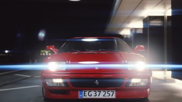 Red Ferrari 348 TB parcat într-un garaj cu faruri aprinse — Videoclip de stoc